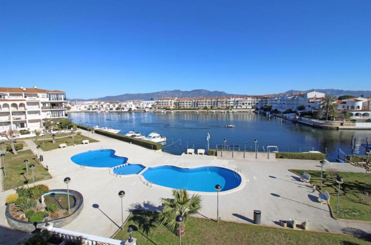 Apartamento Gran Lago Con Vistas Al Canal เอมปูเรียบราบา ภายนอก รูปภาพ