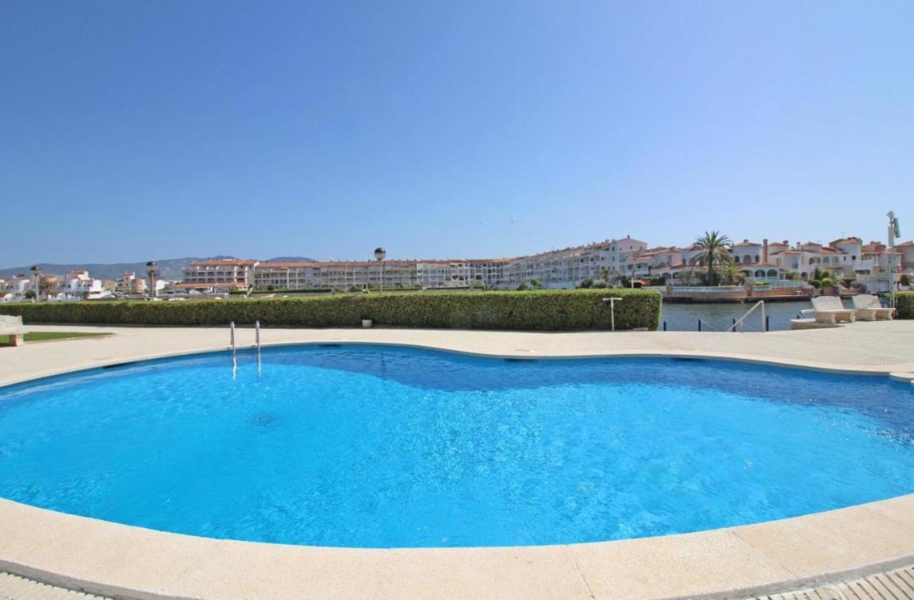 Apartamento Gran Lago Con Vistas Al Canal เอมปูเรียบราบา ภายนอก รูปภาพ